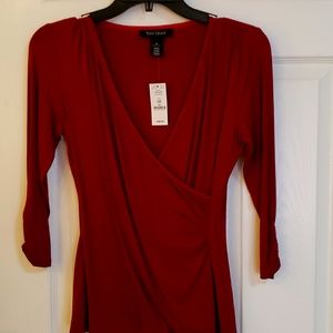 3/4 sleeved, dark red V-neck top